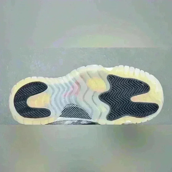 Men’s Jordan 11 Retro Low snakeskin Basketball shoe ❤️ - Picture 2 of 4